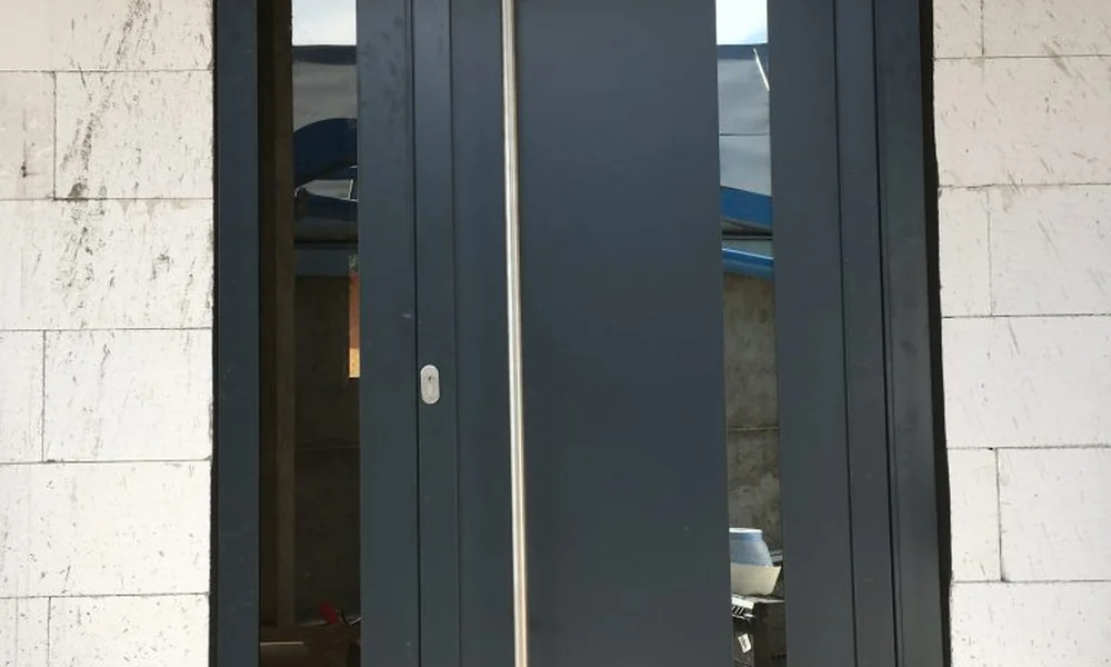 Detail tenkého hliníkového rámu Ponzio PE78N/HI