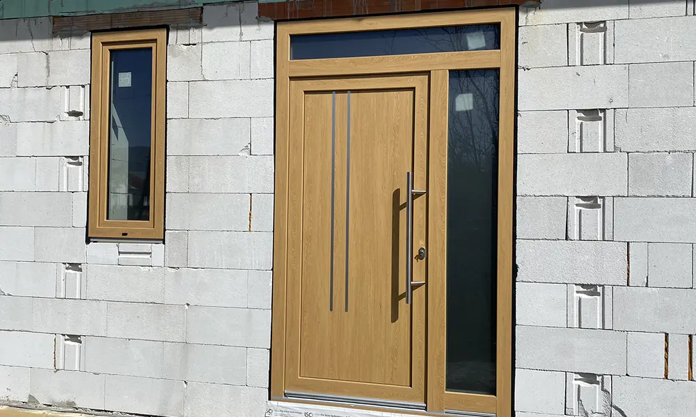 Detail kovania a designu plastových vchodových dverí