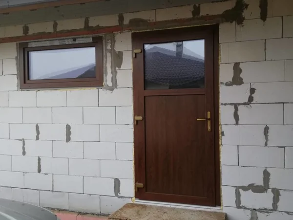 Bočný vstup s priečkovými dverami – RD Kračúnovce