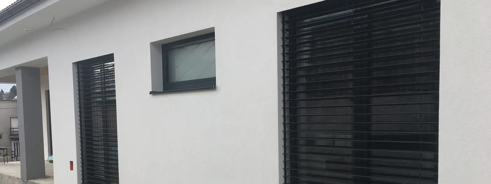 Vonkajšie žalúzie NEVA Z90 na rodinnom dome – exteriérové tienenie