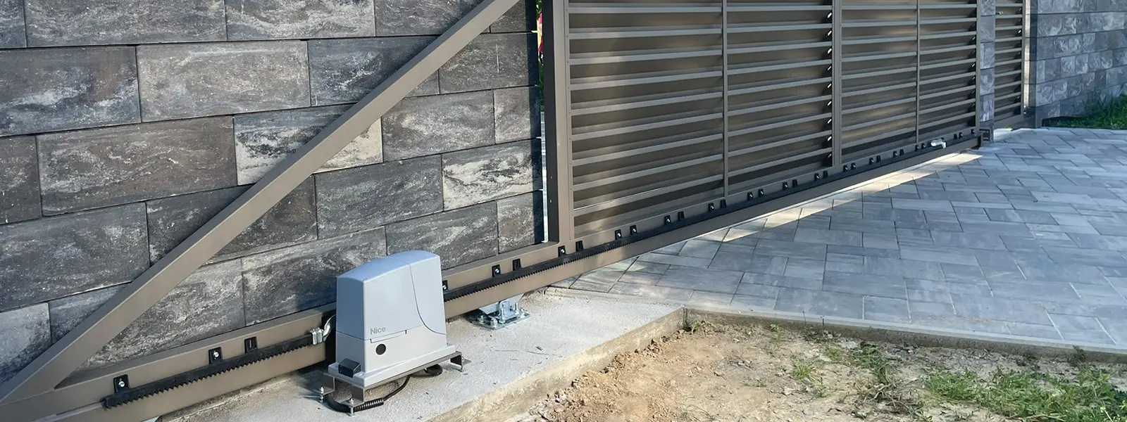 Vstupná brána s elektrickým pohonom